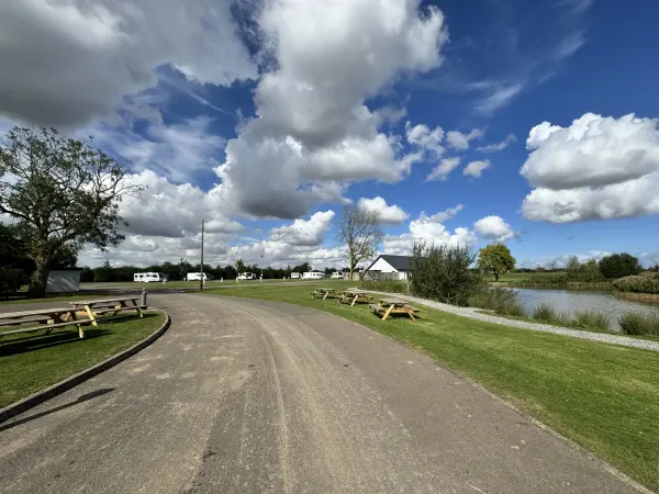Picture of the benches passing by the entrance road